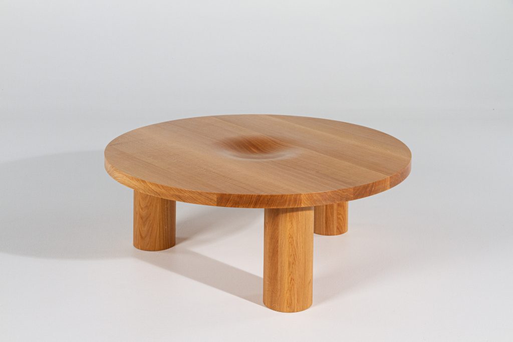 Kuvassa on puusta valmistettu matala pöytä.